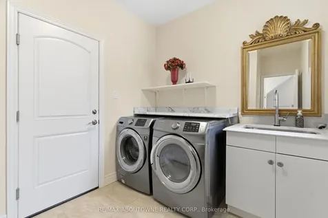 305 Gosling Gardens Guelph ON N1L 0M1