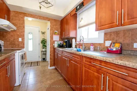 56 Terrace Avenue Welland ON L3C 2C4