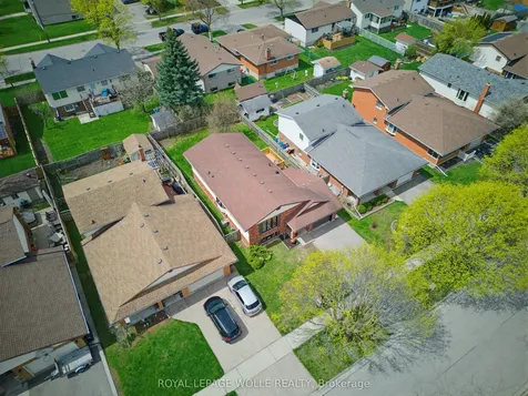 99 Oakhurst Crescent Waterloo ON N2B 3K2