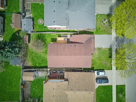 99 Oakhurst Crescent Waterloo ON N2B 3K2