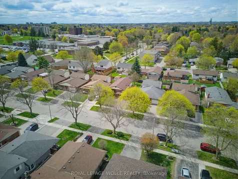 99 Oakhurst Crescent Waterloo ON N2B 3K2