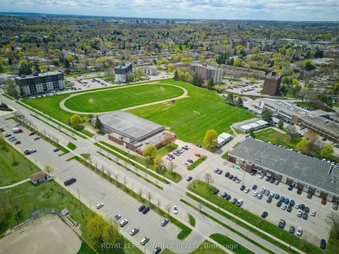 99 Oakhurst Crescent Waterloo ON N2B 3K2