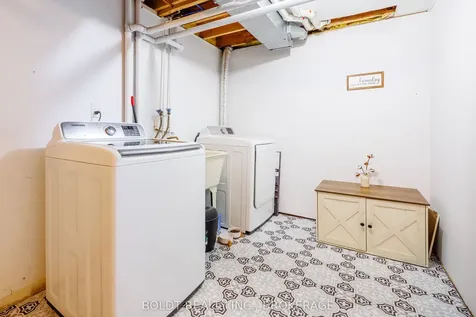 5080 Mantree Court Lincoln ON L3J 0A8
