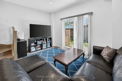 4 Munay Lane Hamilton ON L9G 0H3