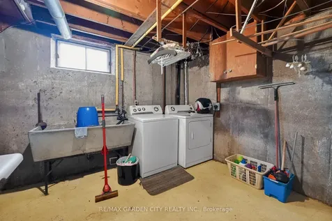 5 Lockview Crescent St. Catharines ON L2M 2T2