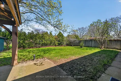 5 Lockview Crescent St. Catharines ON L2M 2T2