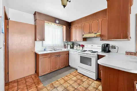 5 Lockview Crescent St. Catharines ON L2M 2T2