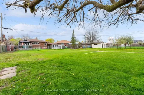 17 St. Charles Drive Thorold ON L2V 2W3