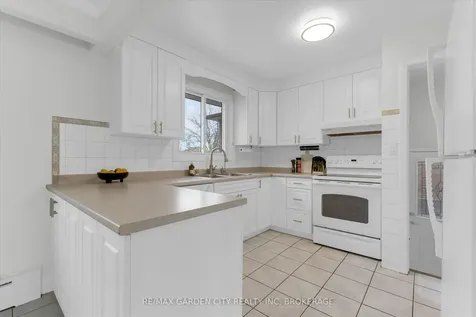 17 St. Charles Drive Thorold ON L2V 2W3
