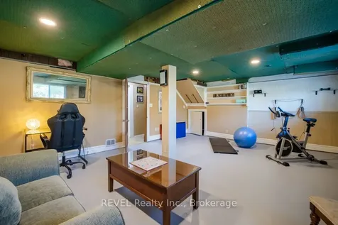 43 Trelawn Parkway Welland ON L3C 1W4