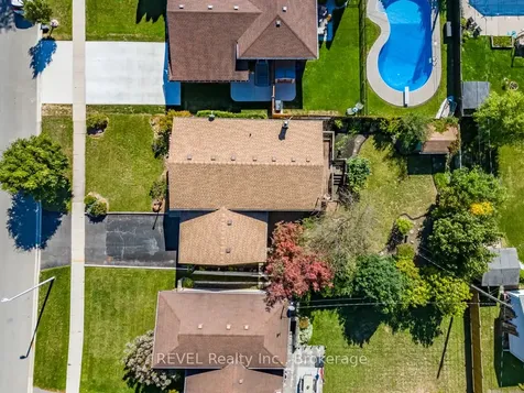 43 Trelawn Parkway Welland ON L3C 1W4