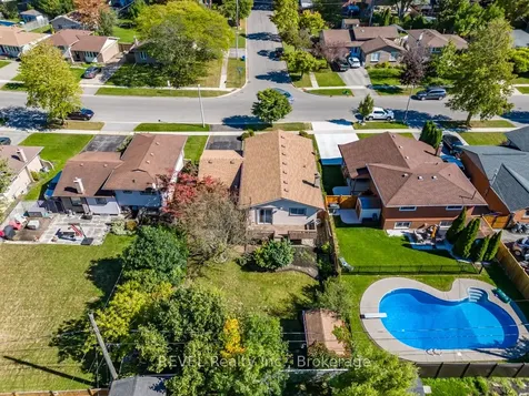 43 Trelawn Parkway Welland ON L3C 1W4