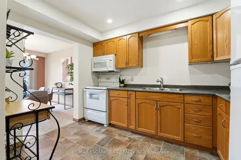 165 Essling Avenue Hamilton ON L9B 2H9