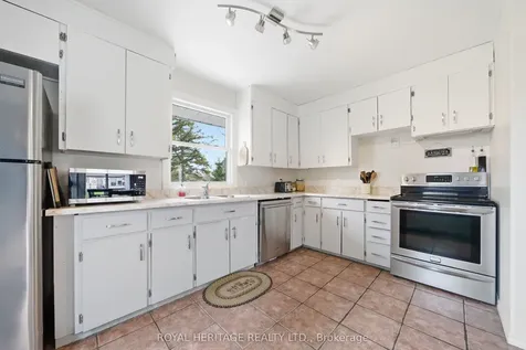 15 Kidd Avenue Quinte West ON K8V 2C6