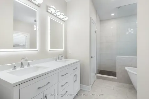 252 Colbeck Drive Welland ON L3C 0B4