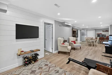 212 Stonehenge Drive Hamilton ON L9K 1N5