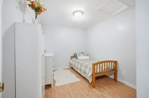 42 Jackson Court W Welland ON L3C 7G2