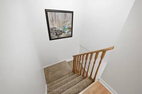 42 Jackson Court W Welland ON L3C 7G2