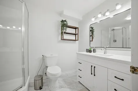 42 Jackson Court W Welland ON L3C 7G2