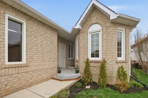 42 Jackson Court W Welland ON L3C 7G2