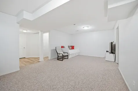42 Jackson Court W Welland ON L3C 7G2