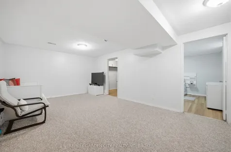 42 Jackson Court W Welland ON L3C 7G2