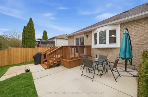 42 Jackson Court W Welland ON L3C 7G2