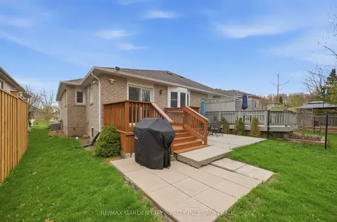 42 Jackson Court W Welland ON L3C 7G2