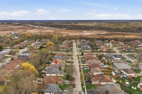 42 Jackson Court W Welland ON L3C 7G2