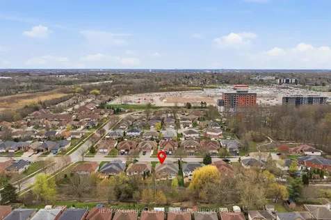 42 Jackson Court W Welland ON L3C 7G2