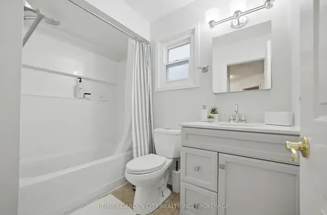 42 Jackson Court W Welland ON L3C 7G2