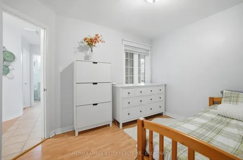 42 Jackson Court W Welland ON L3C 7G2