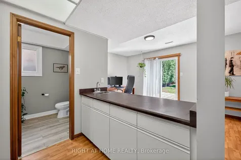 22 Vance Crescent Hamilton ON L8B 0B8