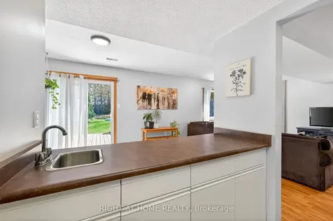 22 Vance Crescent Hamilton ON L8B 0B8