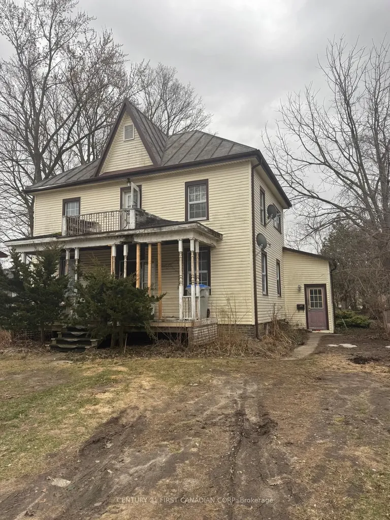 106 And 108 Centre Street W Strathroy-caradoc ON N7G 1V1