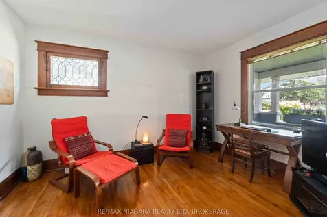 5761 Prince Edward Avenue Niagara Falls ON L2G 5J4