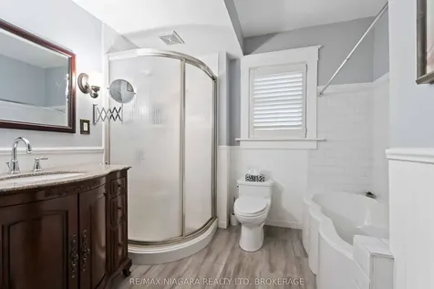 5761 Prince Edward Avenue Niagara Falls ON L2G 5J4