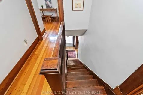 5761 Prince Edward Avenue Niagara Falls ON L2G 5J4