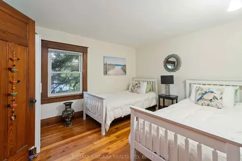 5761 Prince Edward Avenue Niagara Falls ON L2G 5J4