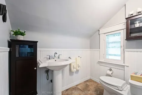 5761 Prince Edward Avenue Niagara Falls ON L2G 5J4