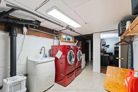 5761 Prince Edward Avenue Niagara Falls ON L2G 5J4