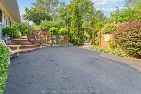 5761 Prince Edward Avenue Niagara Falls ON L2G 5J4