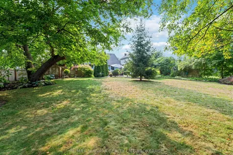 5761 Prince Edward Avenue Niagara Falls ON L2G 5J4