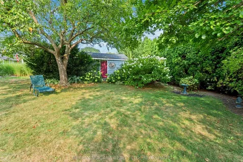 5761 Prince Edward Avenue Niagara Falls ON L2G 5J4