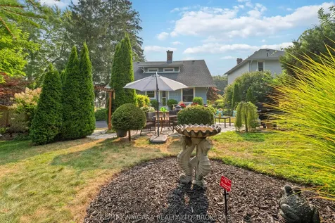 5761 Prince Edward Avenue Niagara Falls ON L2G 5J4