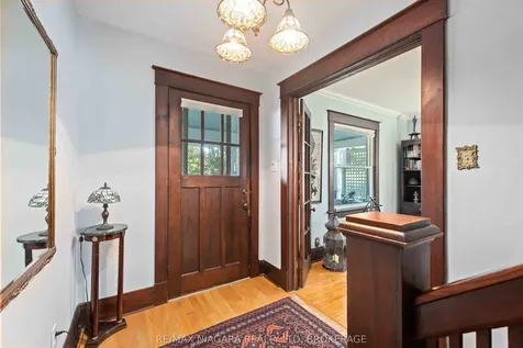 5761 Prince Edward Avenue Niagara Falls ON L2G 5J4