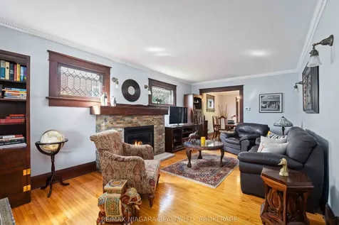 5761 Prince Edward Avenue Niagara Falls ON L2G 5J4