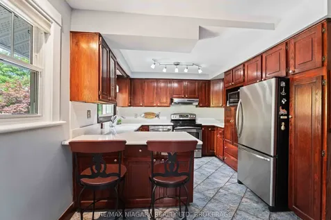 5761 Prince Edward Avenue Niagara Falls ON L2G 5J4
