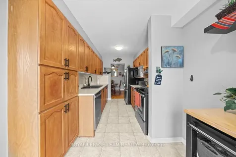 8 Crownridge Drive Kanata ON K2M 2M8