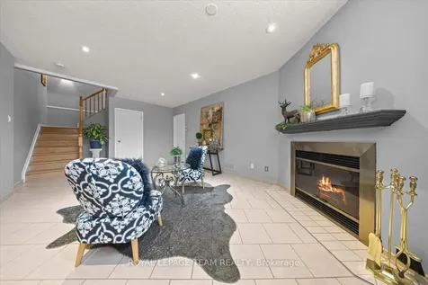 8 Crownridge Drive Kanata ON K2M 2M8